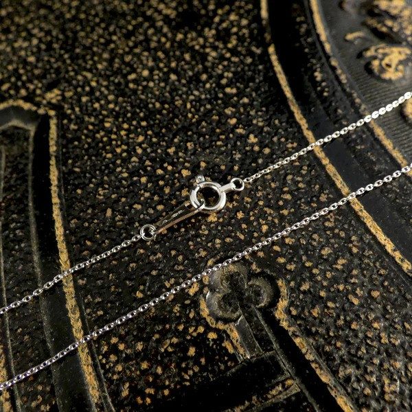 Sapphire and diamond pendant necklace in platinum.