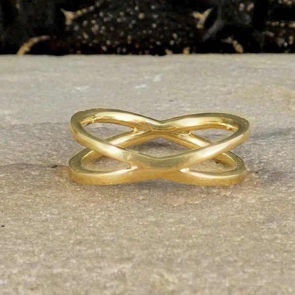 Diamond crossover ring in yellow gold.