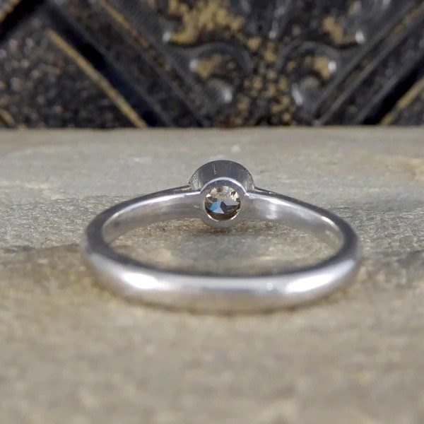 Diamond solitaire ring in white gold.