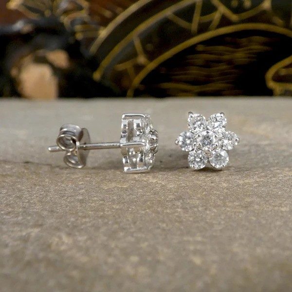 Diamond stud earrings in white gold. 