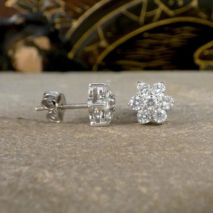 Diamond stud earrings in white gold. 