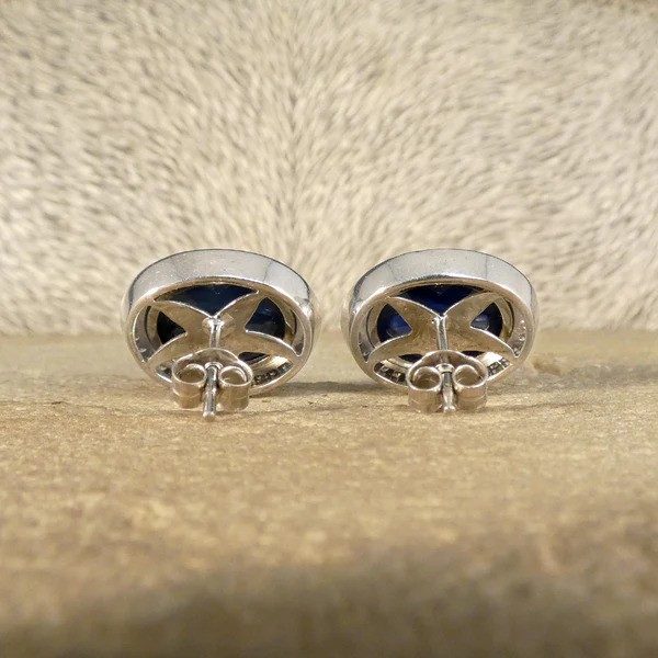 Sapphire and diamond stud earrings in white gold.