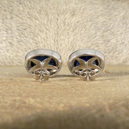 Sapphire and diamond stud earrings in white gold.