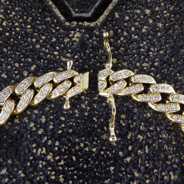 Diamond curb bracelet in yellow gold.