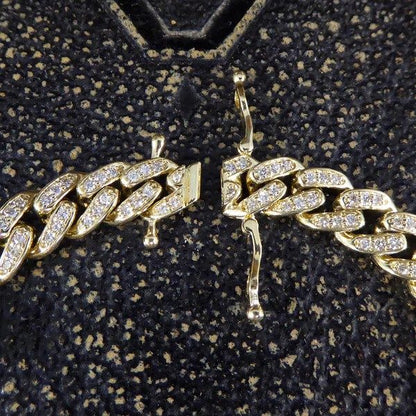 Diamond curb bracelet in yellow gold.