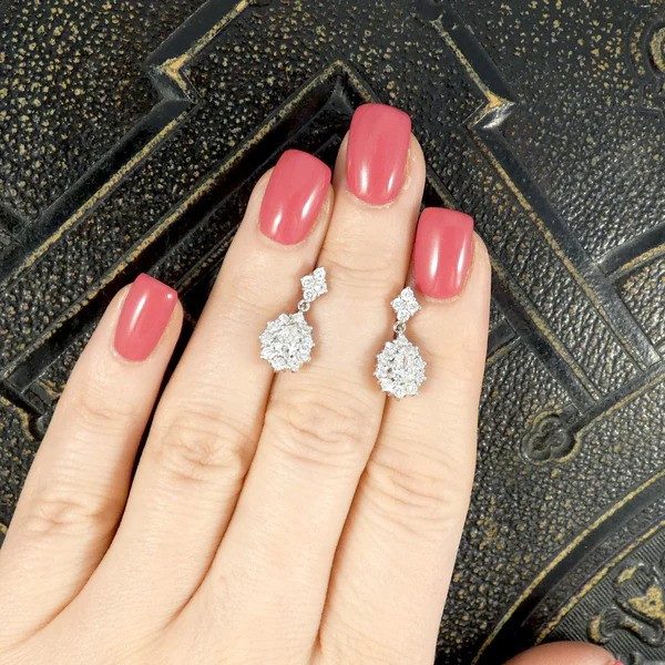 Diamond drop earrings in white gold. 