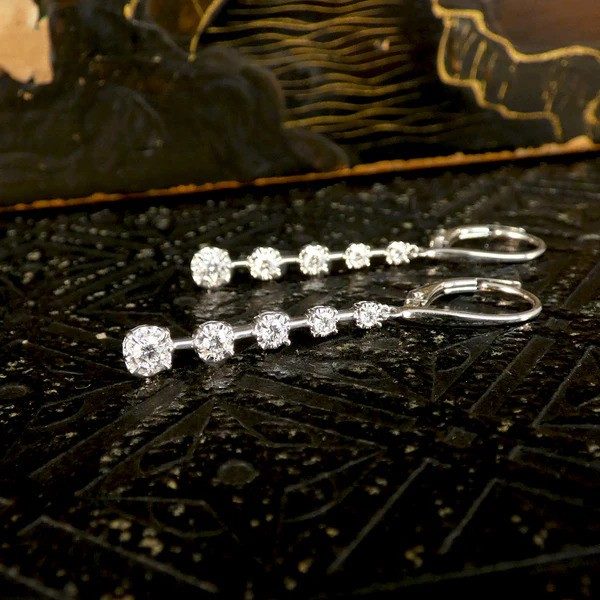 Diamond drop earrings in white gold.