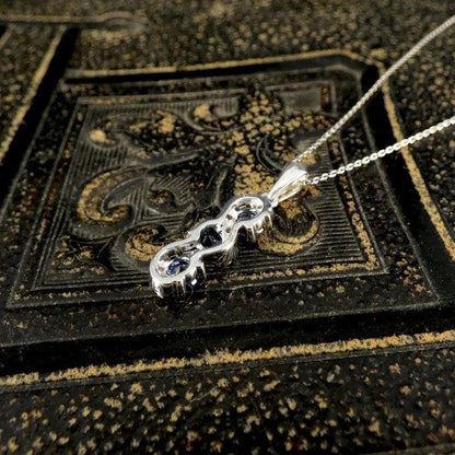 Sapphire and diamond pendant necklace in platinum.