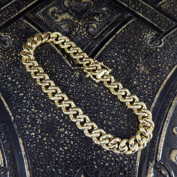 Diamond curb bracelet in yellow gold.