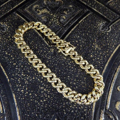 Diamond curb bracelet in yellow gold.