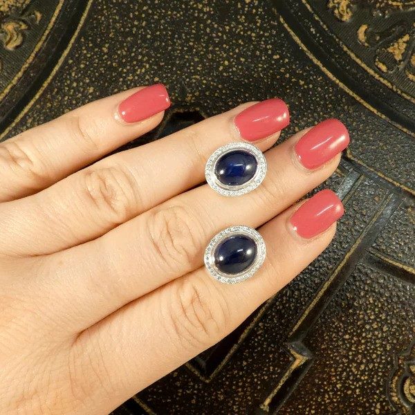 Sapphire and diamond stud earrings in white gold.