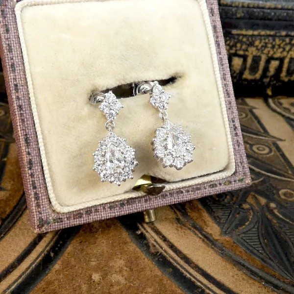 Diamond drop earrings in white gold. 