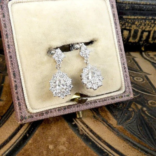 Diamond drop earrings in white gold. 