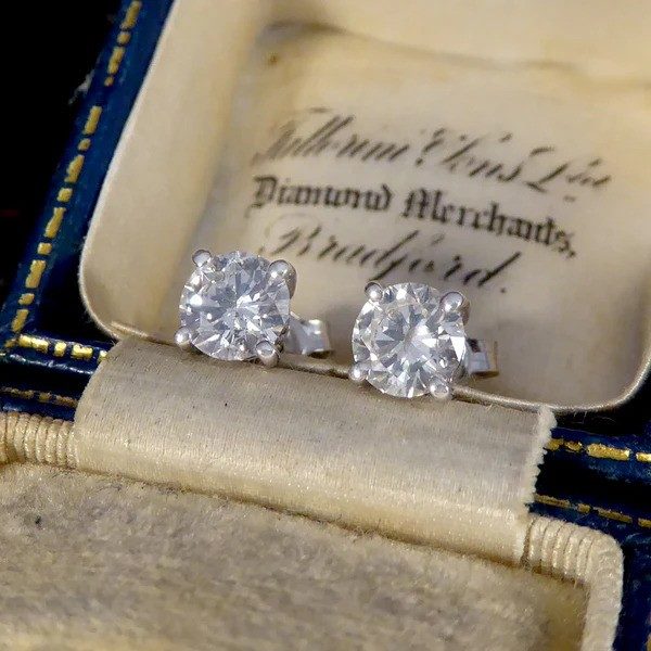 Diamond stud earrings in white gold.