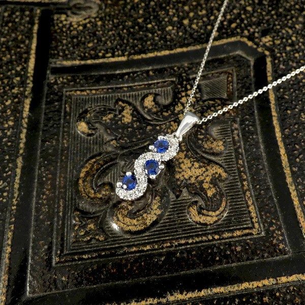 Sapphire and diamond pendant necklace in platinum.