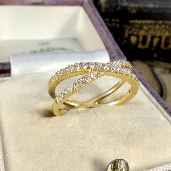 Diamond crossover ring in yellow gold.