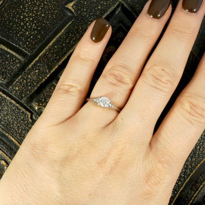 Diamond engagement ring in white gold.