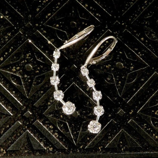 Diamond drop earrings in white gold.