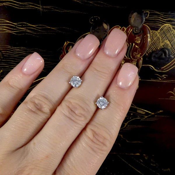 Diamond stud earrings in white gold.