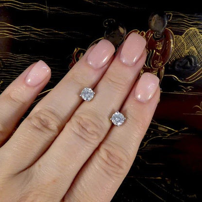 Diamond stud earrings in white gold.