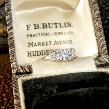 Diamond engagement ring in white gold.