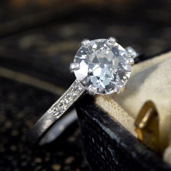 Diamond engagement ring in platinum.
