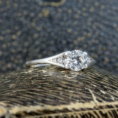 Diamond engagement ring in white gold.