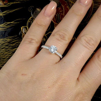 Diamond solitaire engagement ring in white gold.