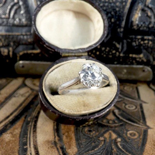 Old cut diamond engagement ring in white gold.