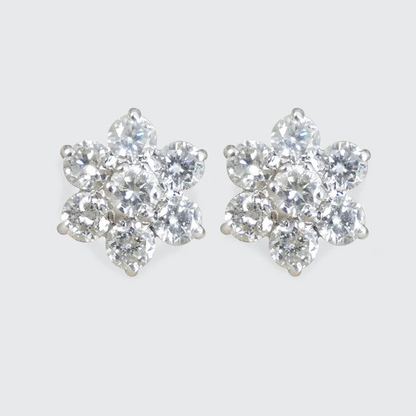 Diamond stud earrings in white gold. 