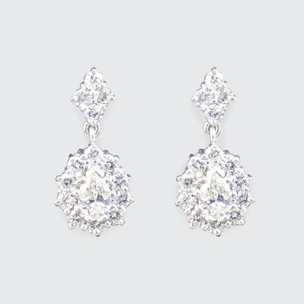 Diamond drop earrings in white gold. 