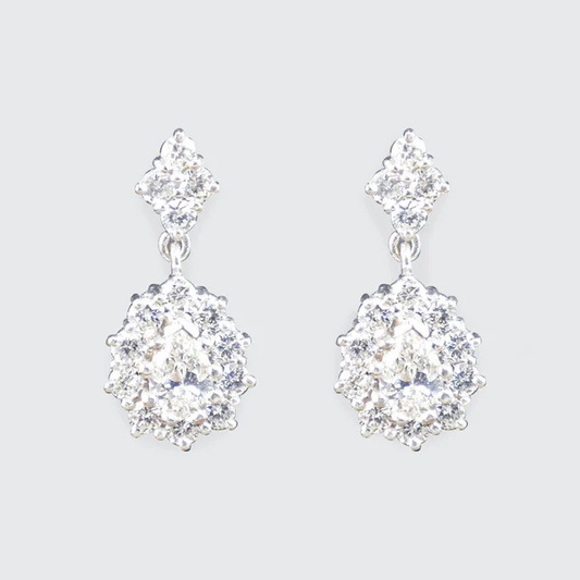 Diamond drop earrings in white gold. 