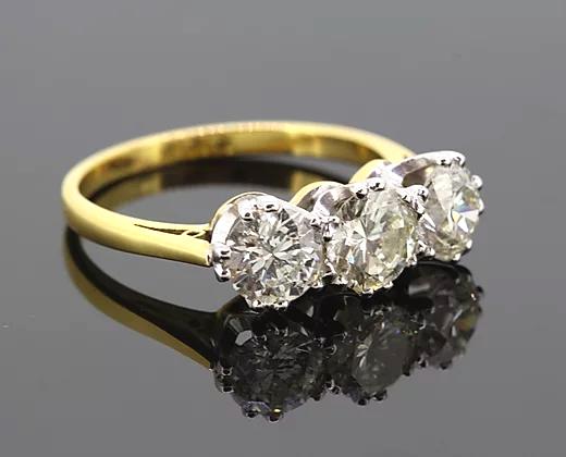 Three Stone Diamond Ring, 2.06 carat total, in 18ct Yellow Gold