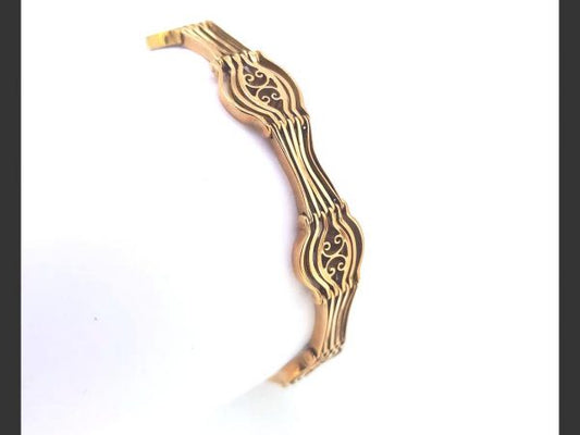 Victorian Gate Bracelet and Padlock, with detailed and intricate inner scroll design to alternate crest links, 9ct Yellow Gold, 15.2g