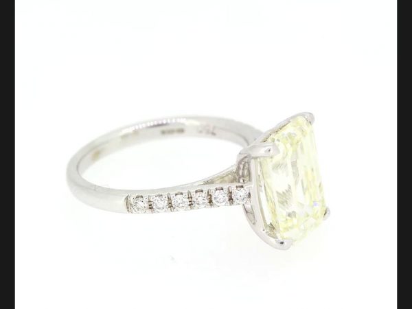 Emerald cut Diamond Ring, 4.38 carats total, 18ct White Gold