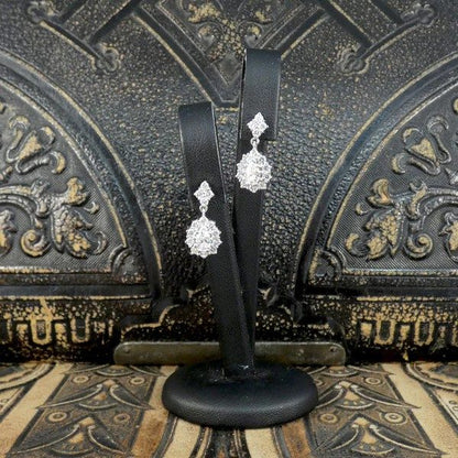 Diamond drop earrings in white gold. 