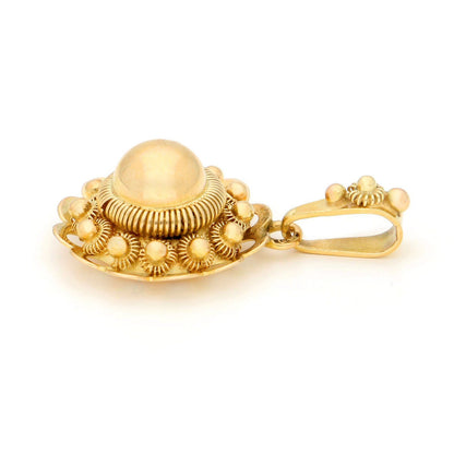 A yellow gold zeeland button design pendant