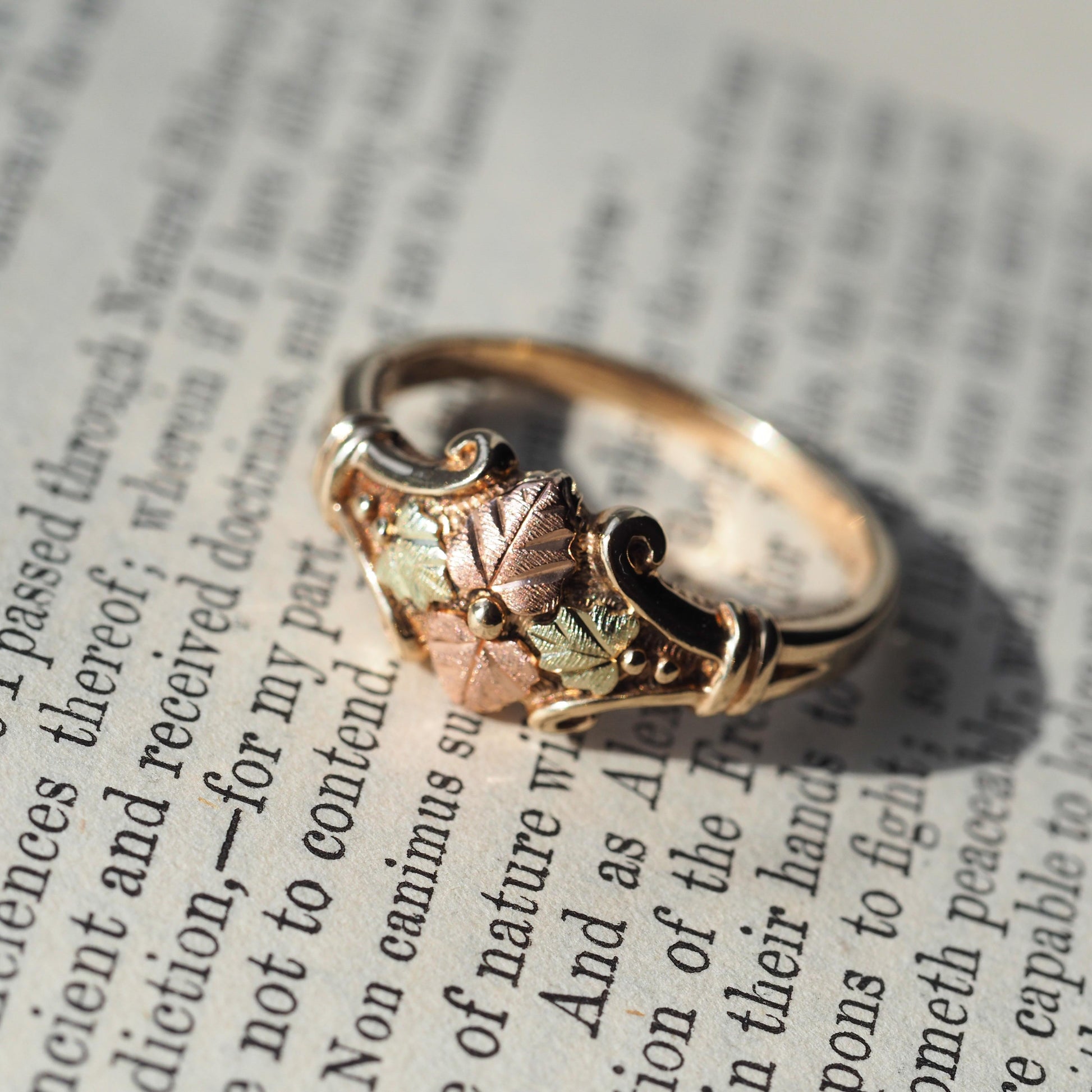 Vintage Tri-Colour Gold Ring with Foliate Motifs 9K Gold