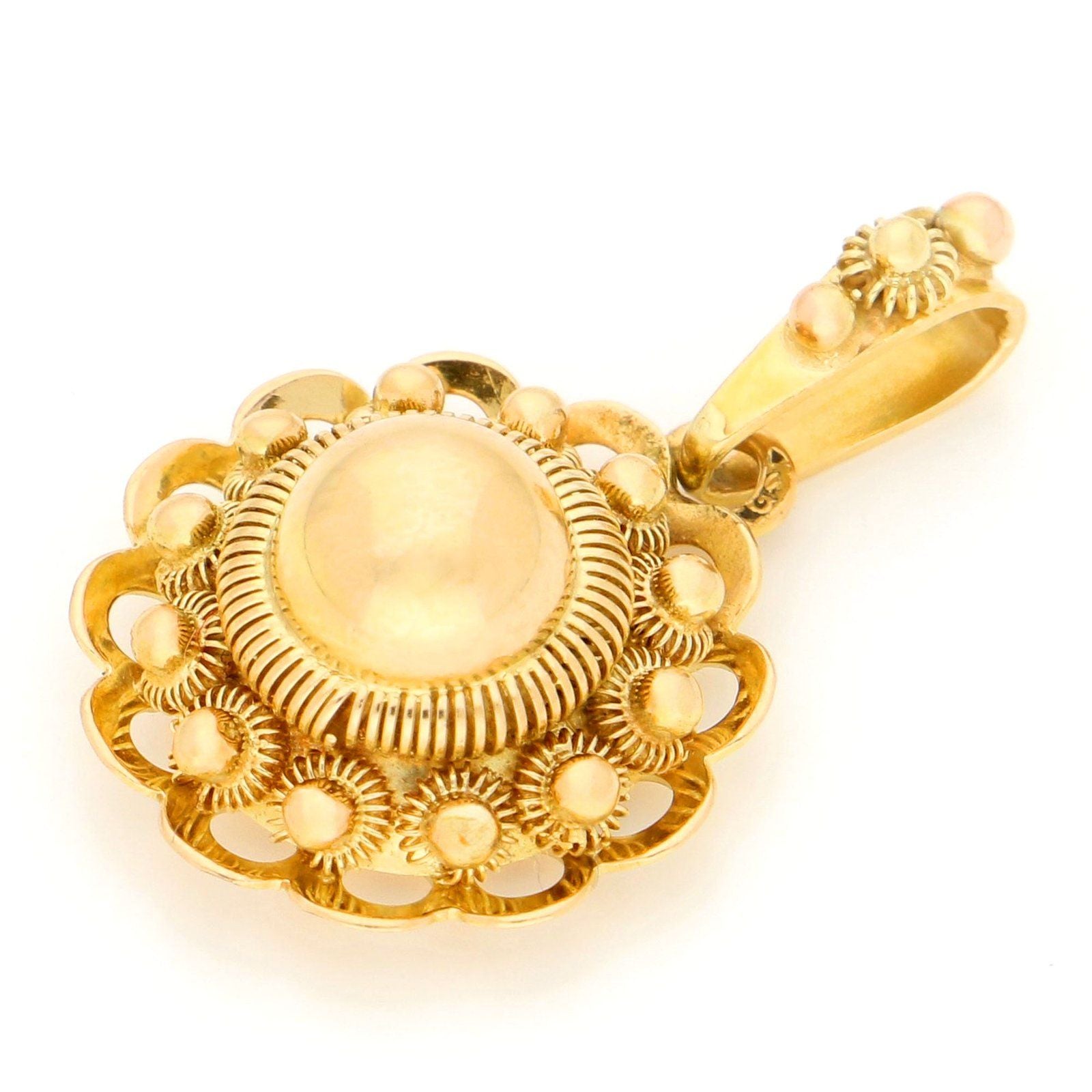 A yellow gold zeeland button design pendant