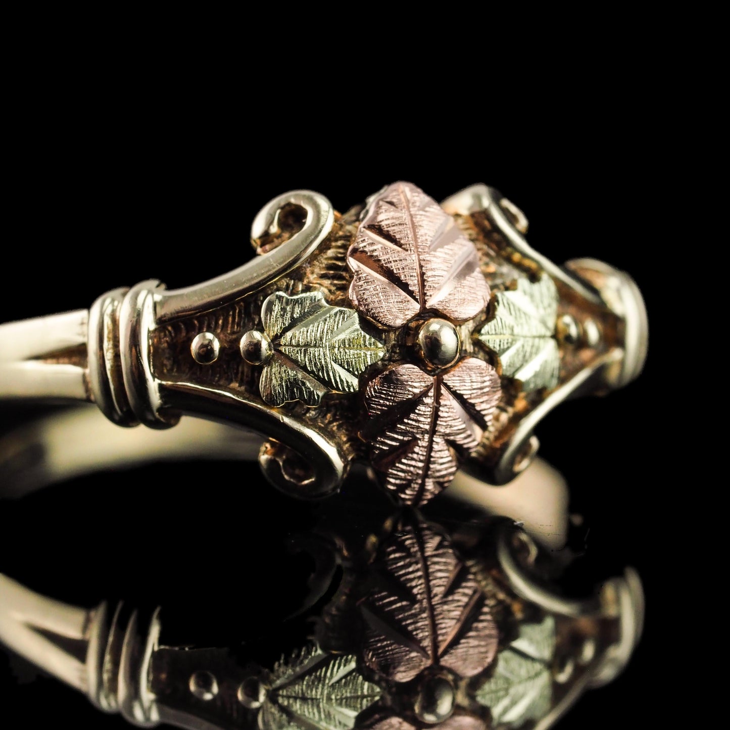 Vintage Tri-Colour Gold Ring with Foliate Motifs 9K Gold