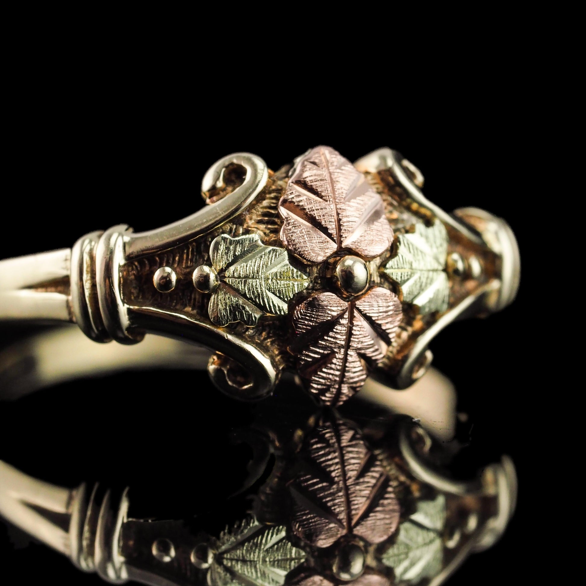Vintage Tri-Colour Gold Ring with Foliate Motifs 9K Gold