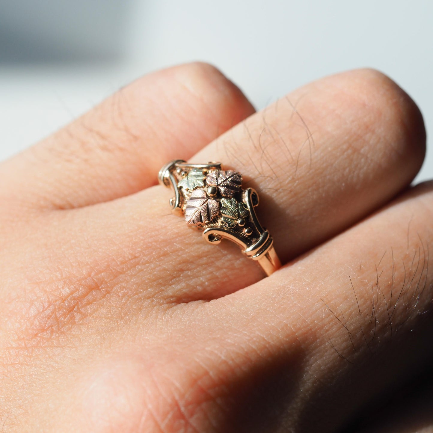 Vintage Tri-Colour Gold Ring with Foliate Motifs 9K Gold