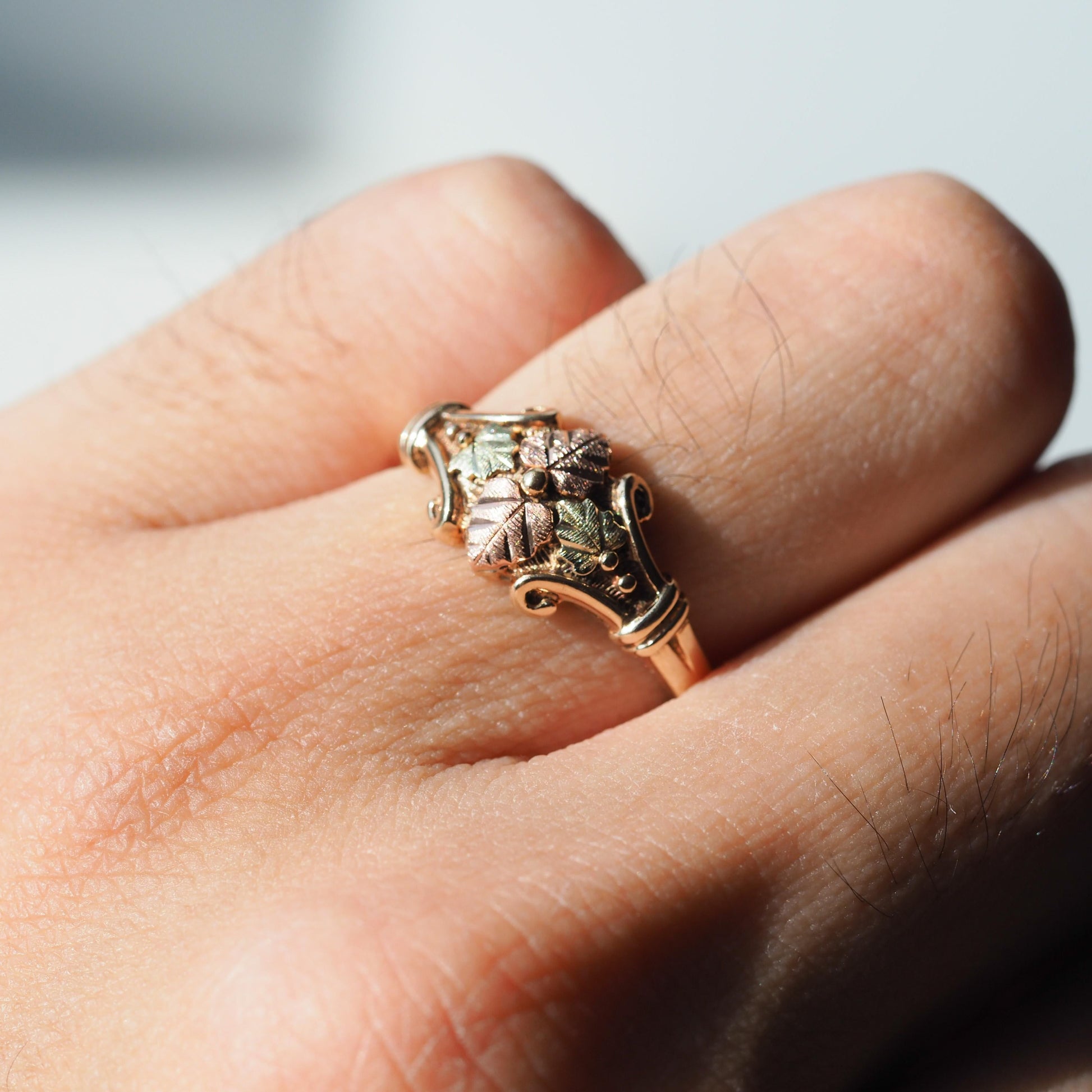 Vintage Tri-Colour Gold Ring with Foliate Motifs 9K Gold