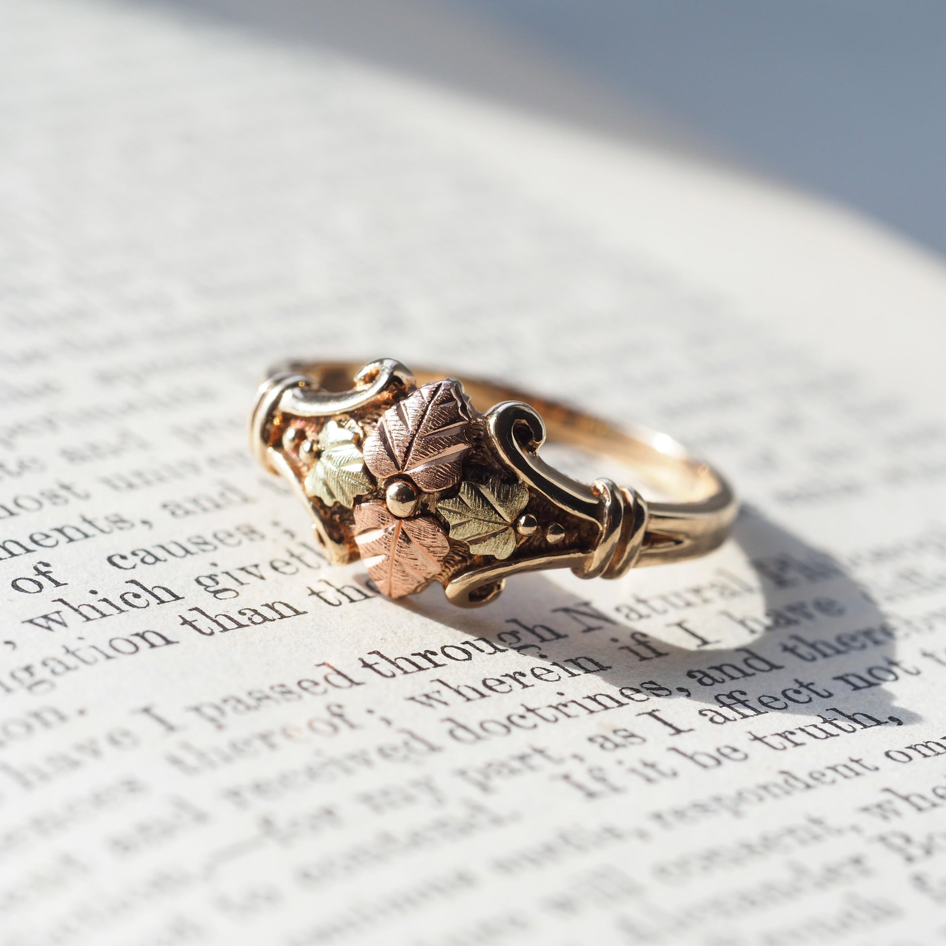 Vintage Tri-Colour Gold Ring with Foliate Motifs 9K Gold