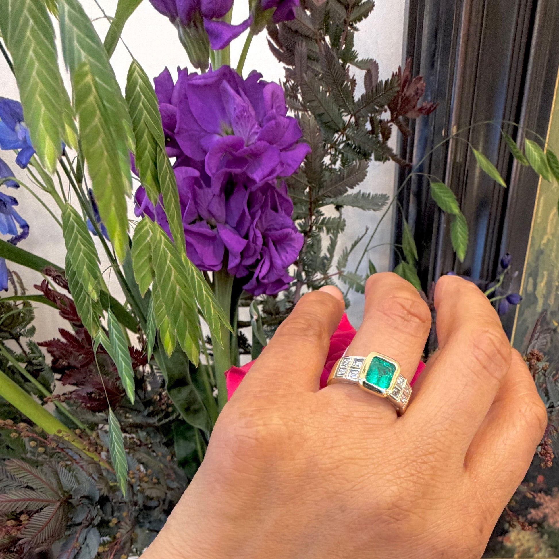 18 Carat Yellow Gold Colombian Emerald and Diamond Ring, 1.40 Carats