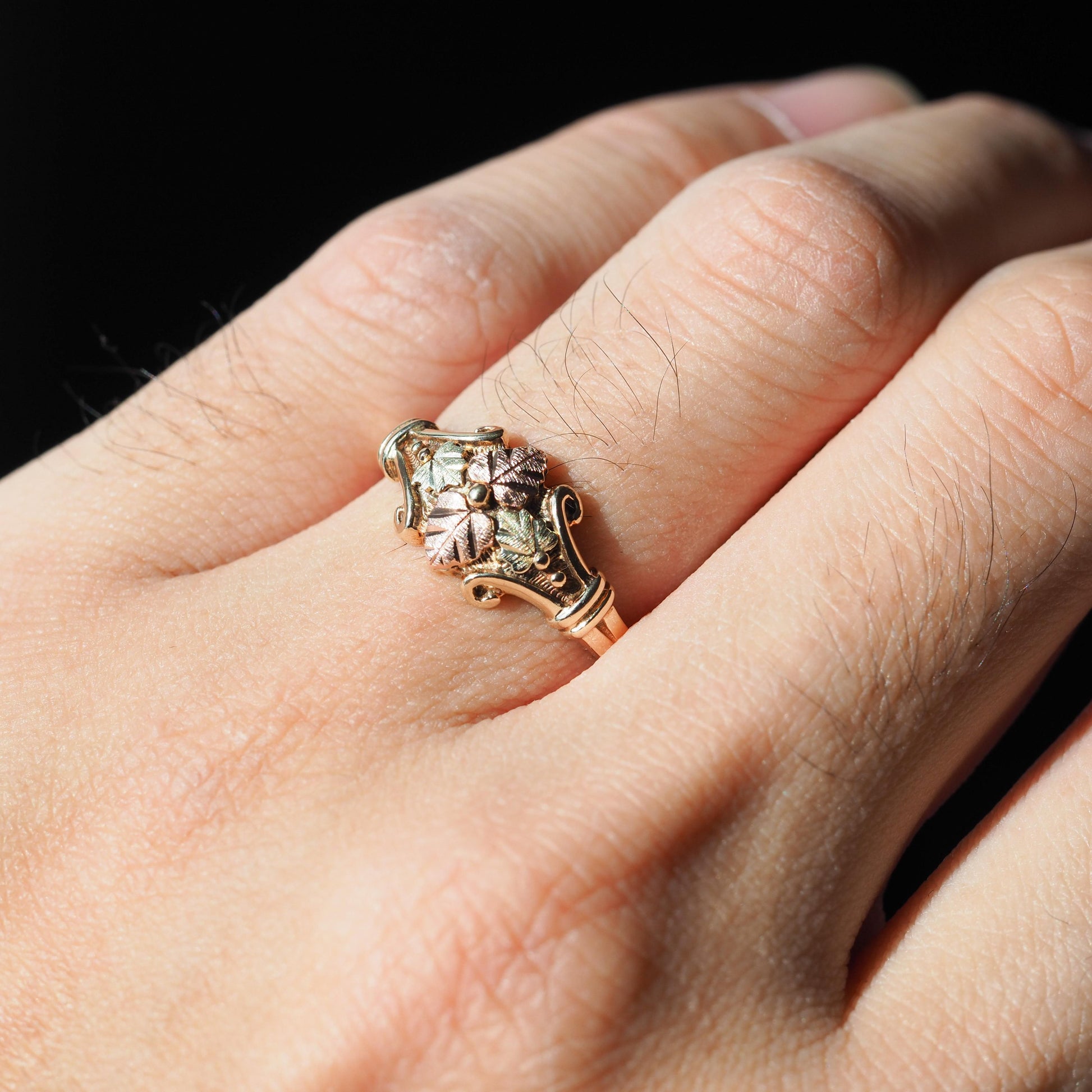 Vintage Tri-Colour Gold Ring with Foliate Motifs 9K Gold