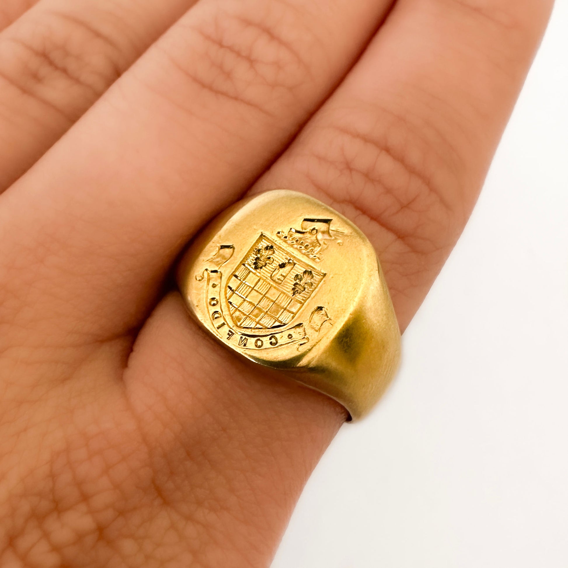 Victorian Signet Ring With Crest &amp; 'CONFIDO' Moto