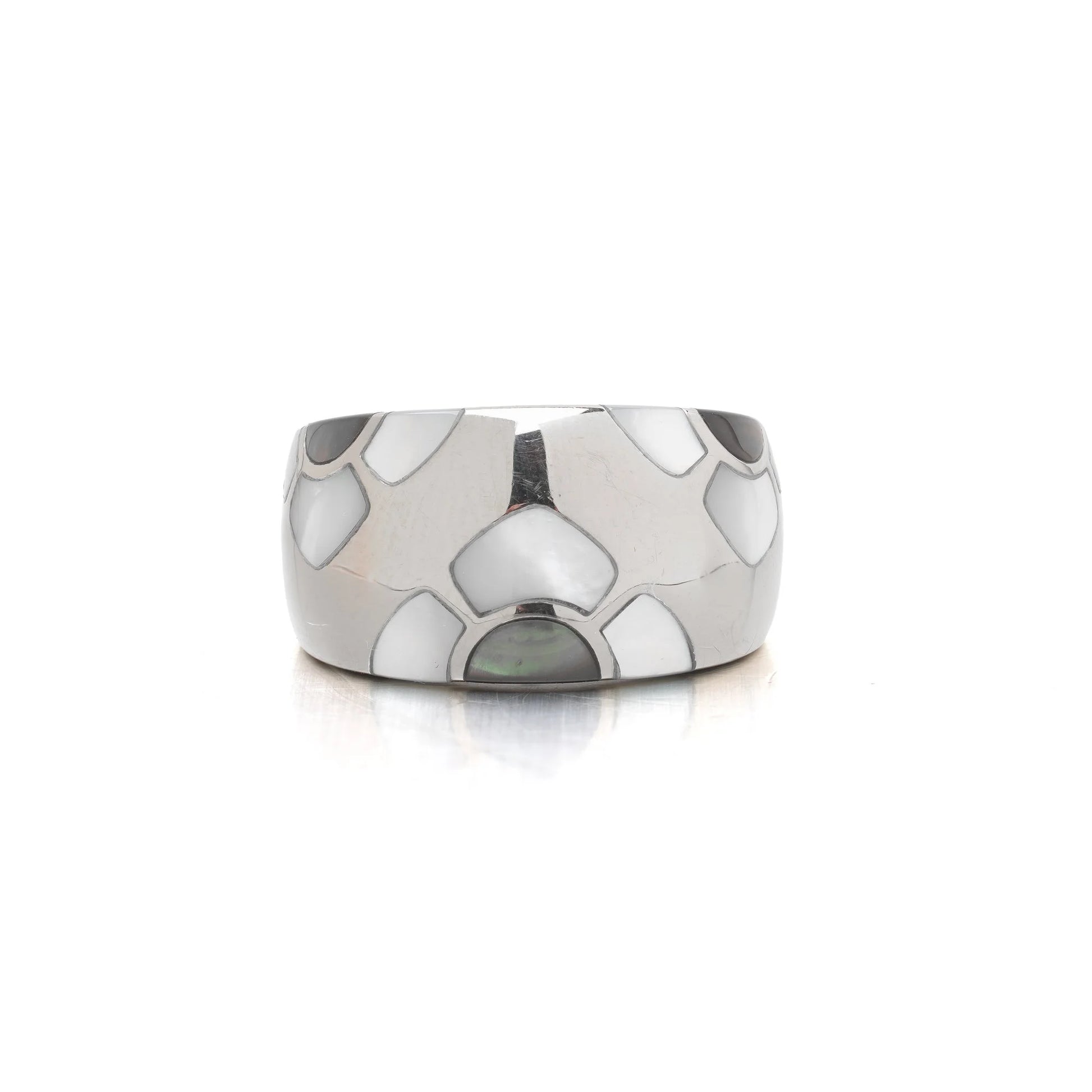 A white gold band ring with mother of pearl inlays