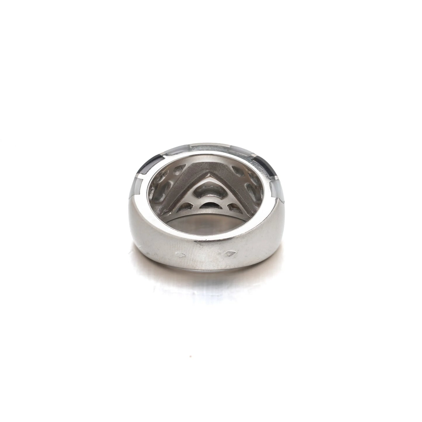 A white gold band ring with mother of pearl inlays