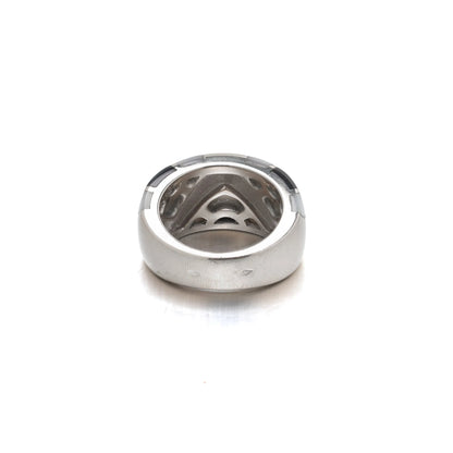A white gold band ring with mother of pearl inlays